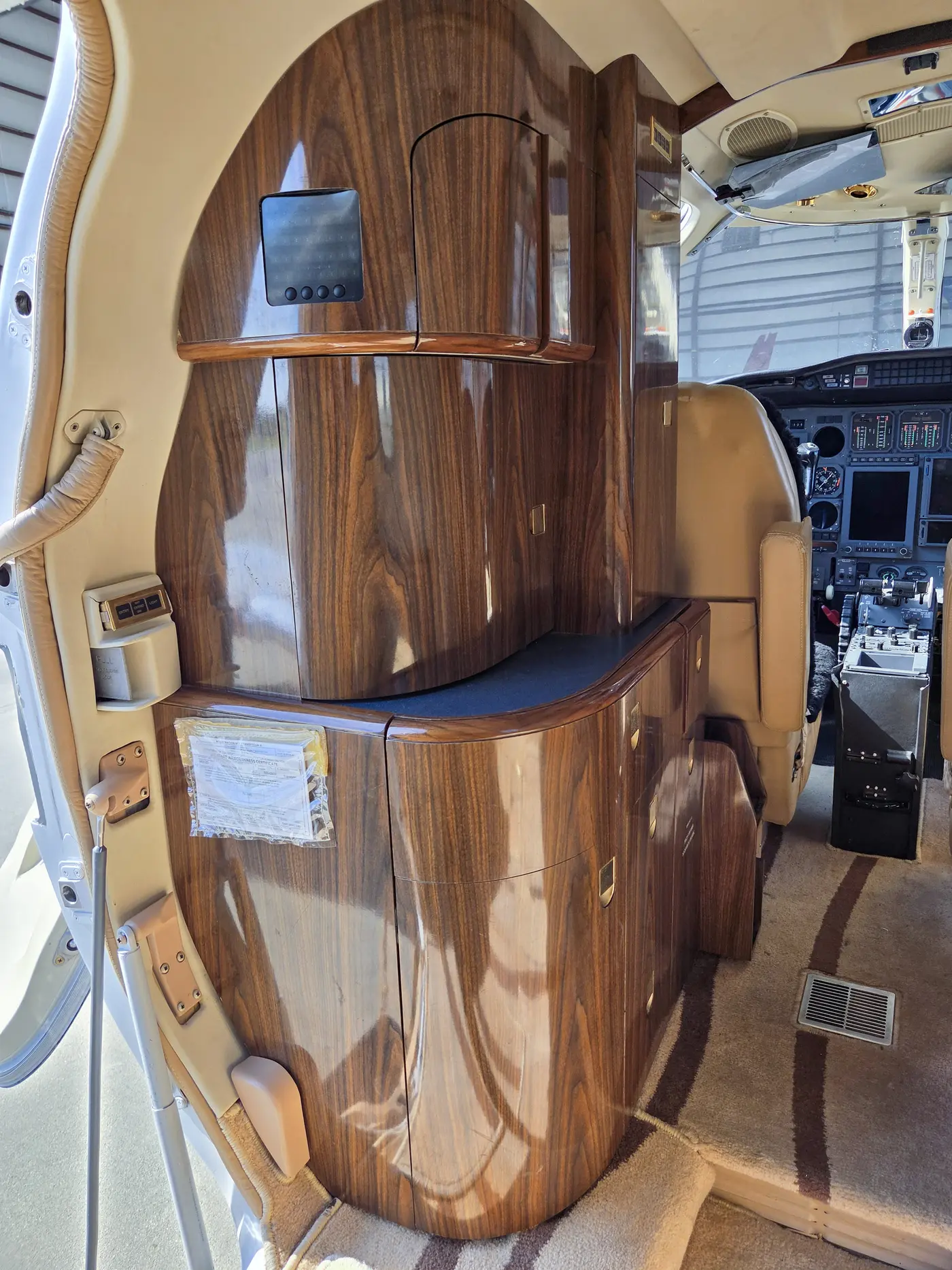 Forward refreshment center in high-gloss burl