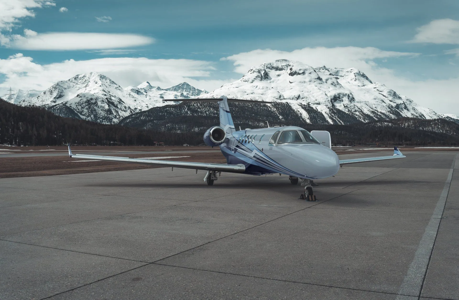 Citation CJ4 air-to-air in flight